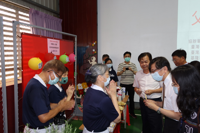 基隆監獄在父親節這一天，讓許久未見爸爸的小孩們與其父親一同玩樂。（圖／基隆監獄提供）