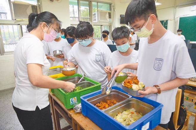 美方意圖逼我開放基改食品進校園，並放寬農藥殘留標準，學童營養午餐食安遭受威脅。（本報資料照片）
