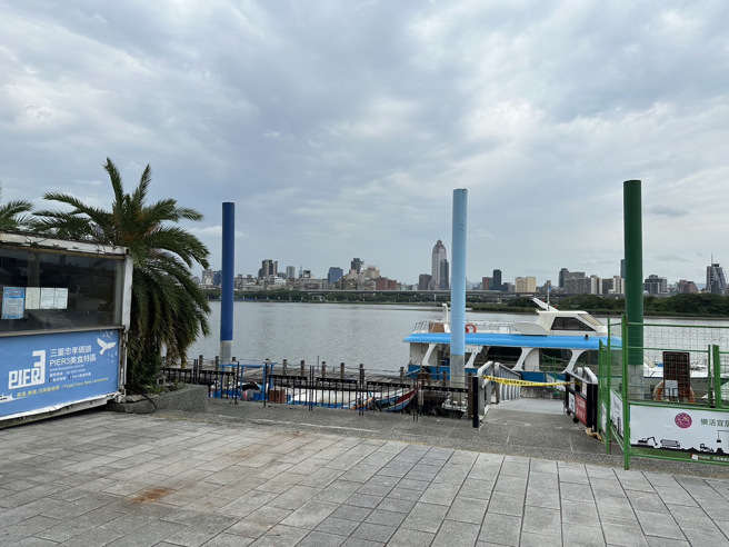 有钓客在忠孝桥下钓鱼，发现一具遗体在河岸边，赶紧向警方报案。（图／警方提供）