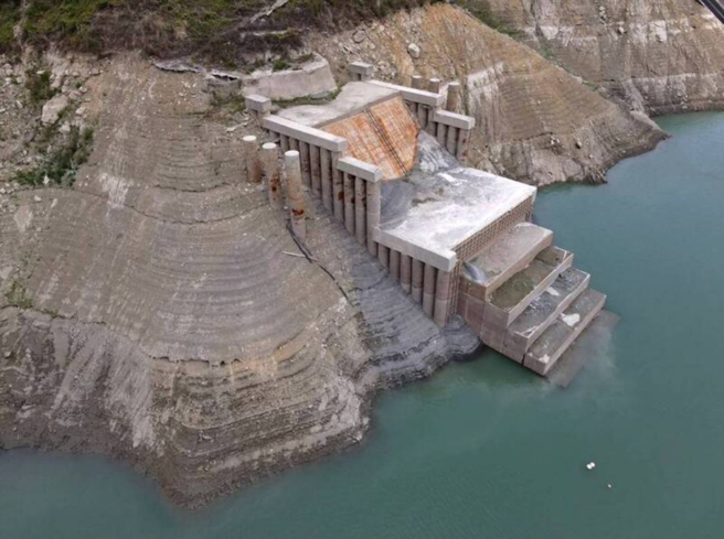 早前因曾文水库乾涸而露出的「希腊神殿」，如今也沉回水底。(图／南水局提供)