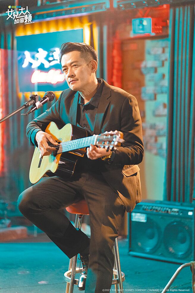 柯叔元在《女儿大人加个赖》弹唱吉他安慰陈妤。（卫视原创提供）