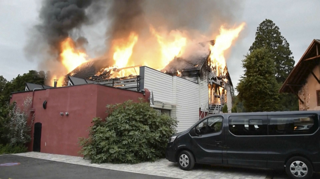 法国东部一处专供身心障碍者度假用的别墅9日发生大火，至少11人丧生。（美联社）(photo:ChinaTimes)