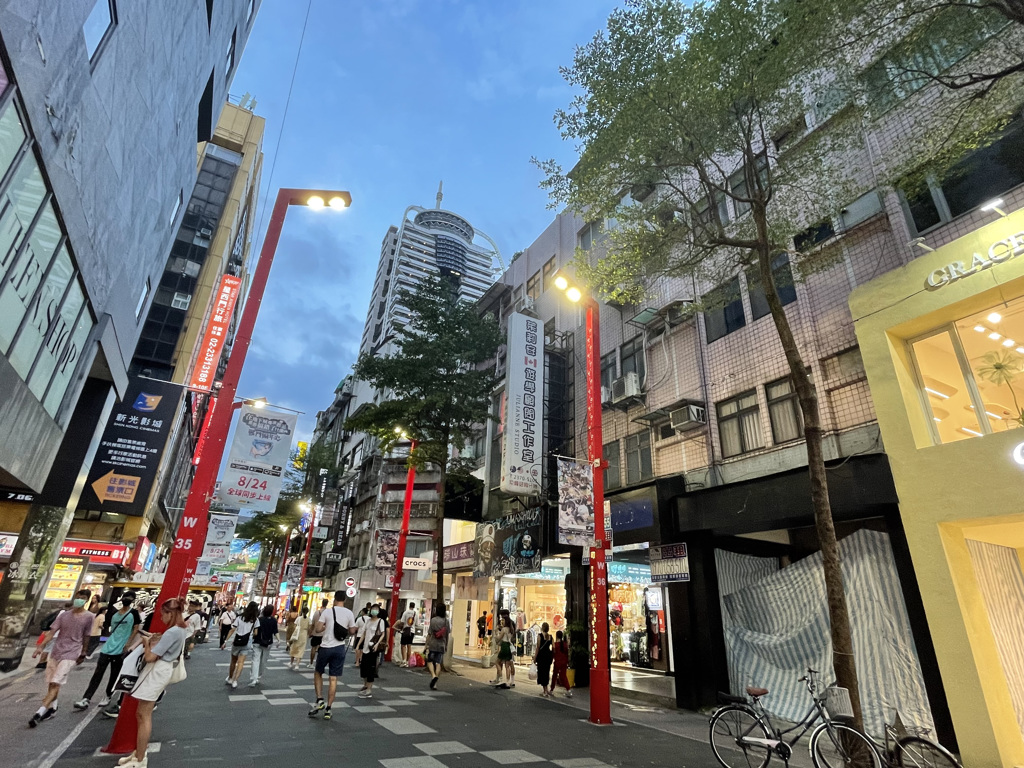 今年6月伴手禮業者以月租21.8萬元，租下武昌街二段店面。 (圖/台灣房屋提供)