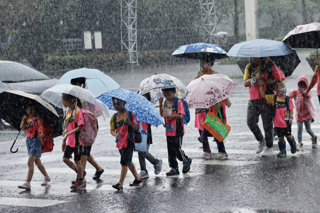 西南风连续数天让中南部都以雨天迎接白天，粉专指出降雨高峰将落在周四、五2天。(图／陈信翰摄)