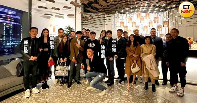 郭哲敏身价破百亿，在「钞能力」下各界人脉良好，还曾与林志颖、陈若仪夫妻同框拍照。（图／读者提供）