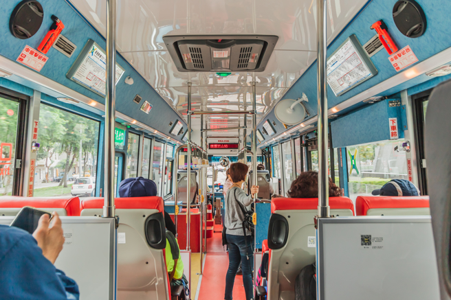 女子昨搭乘大眾交通工具，让位给国小学童，她听到学童的母亲叮咛孩子说「跟阿姨说谢谢」。（图／示意图，达志影像）