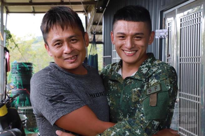 父親節當天，施芷崴上兵抵達工寮與父親相擁。（國軍第五作戰區提供）