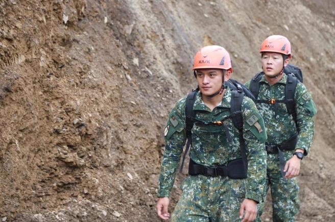 山區多處道路遭土石淹沒，特戰官兵只能徒步上山。（國軍第五作戰區提供）