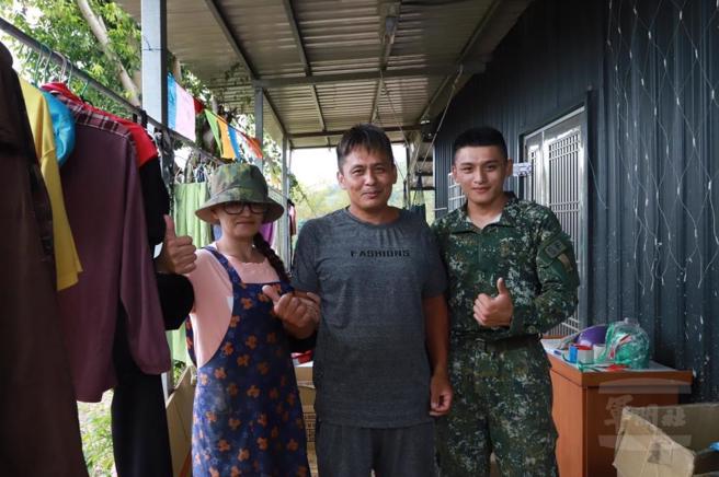 特四營施芷崴上兵將民生物資送到父母所在的工寮，當與親人見面時，施兵難掩激動。（國軍第五作戰區提供）