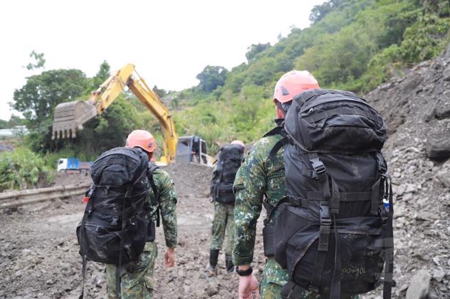 山區多處道路遭土石淹沒，特戰官兵只能徒步上山。（國軍第五作戰區提供）