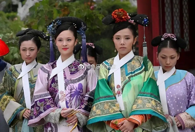 李佳璇（右二）在《甄嬛传》演出丽嫔一角令观眾印象深刻。(图/撷取自微博)