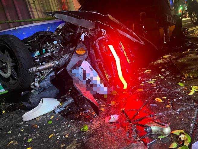 高雄左營9日凌晨2時許發生一件死亡車禍，轎車追撞停等紅燈的機車，造成機車騎士死亡。（翻攝照片／林瑞益高雄傳真）