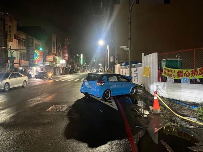 高雄左營9日凌晨2時許發生一件死亡車禍，圖為車禍現場。（翻攝照片／林瑞益高雄傳真）