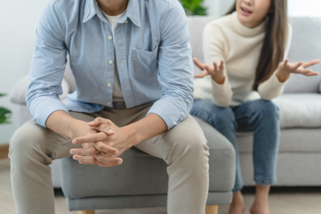 一名女子抱怨他的工作狂丈夫將毀了他們的婚姻。（示意圖／shutterstock）