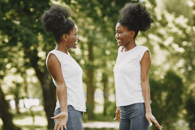 女子17岁在学校认识与自己外貌相似的学妹，2人后经DNA检测证实确为亲生姐妹。（示意图／shutterstock）