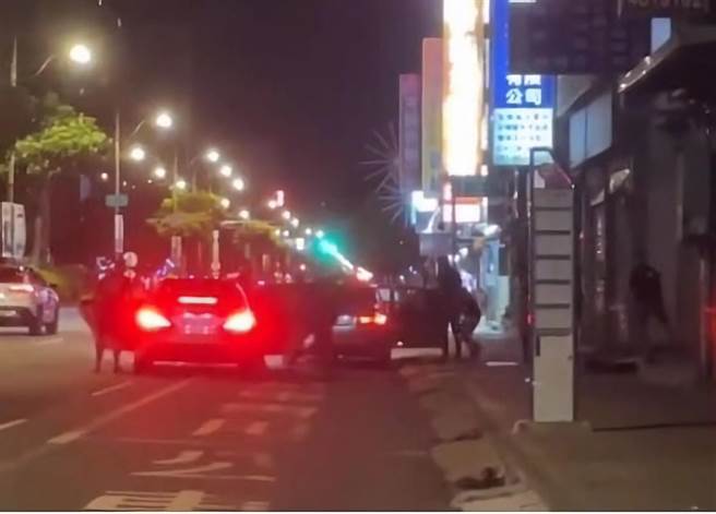 桃園中壢出現「球棒隊」砸車行，警鎖定車輛通知相關人到案。(民眾提供／呂筱蟬桃園傳真)