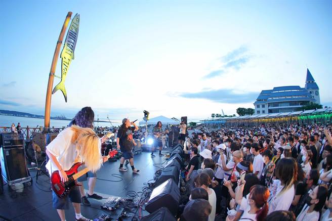 万眾期待的夏日音乐活动「2023新北市河海音乐季」即将登场，12日至20日连续两周假日于淡水渔人码头率先开唱。图为去年活动照。（黄敬文翻摄）