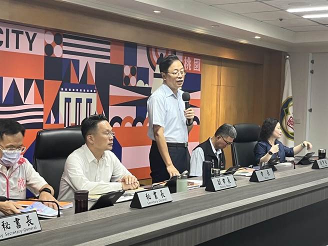 桃園市長張善政今主持市政會議，認為機捷的財務狀況將由陰暗轉為樂觀。（陳夢茹攝）