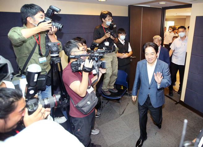 副总统赖清德（右）9日出席「2023台湾国小世界杯国际邀请赛」记者会，并向出席来宾挥手致意。（范扬光摄）