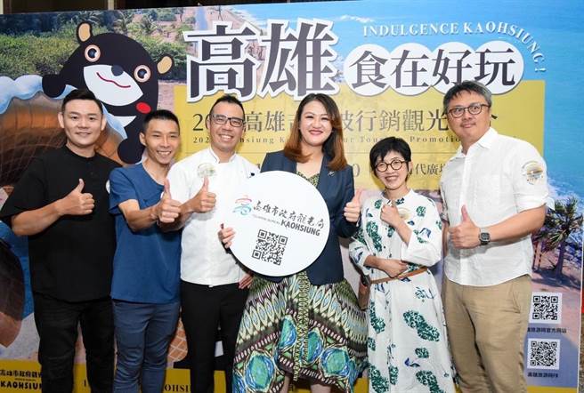 高市觀光局長高閔琳攜手享譽星馬美食作家陳靜宜老師（右二）、高雄職人鹽埕小熊奶茶黃淯騰（左一）、六龜區新發華興山茶劉士輔（左二）、岡山WOW烘培甜點店李侑昌（左二）、橋頭鵝肉＆樂朋鵝油陳良士（右一）。（柯宗緯翻攝）