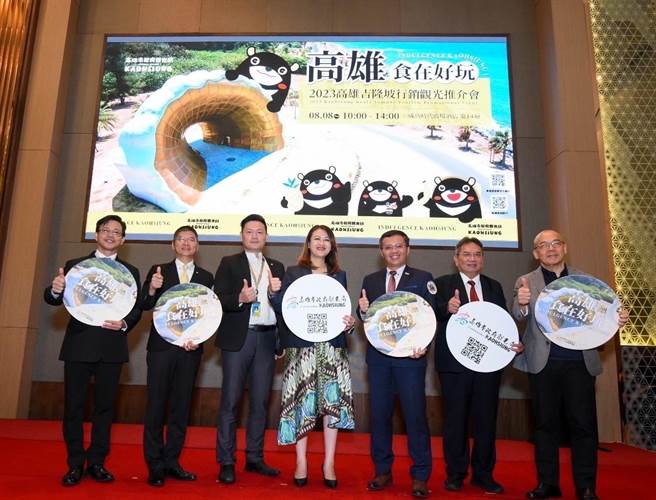 高市觀光局長高閔琳與三大國際航空公司代表，共推高雄觀光。長榮航空馬來西亞分公司曾世杰總經理（左一）、中華航空馬來西亞分公司唐崇建總經理（左二）、星宇航空馬來西亞分公司徐健文總經理（右一）。（柯宗緯翻攝）