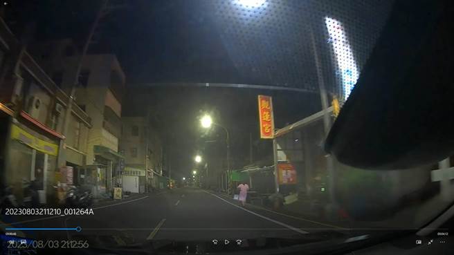 警方布袋街头寻找终于找到张女。（布袋分局提供／吕妍庭嘉义传真）