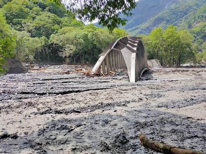 奧萬大清水溪橋去年10月盛大啟用，卻因卡努風災導致清水溪大崩塌，清水溪橋遭埋在土石流中，橋樑結構安全待評估。（林業署南投分署提供／楊靜茹南投傳真）