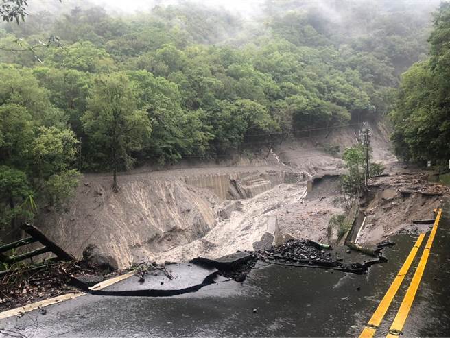 腦寮溪也因大面積崩塌，保發土石流，造成腦寮溪橋遭山洪沖毀，整座橋樑不見了。（林業署南投分署提供／楊靜茹南投傳真）