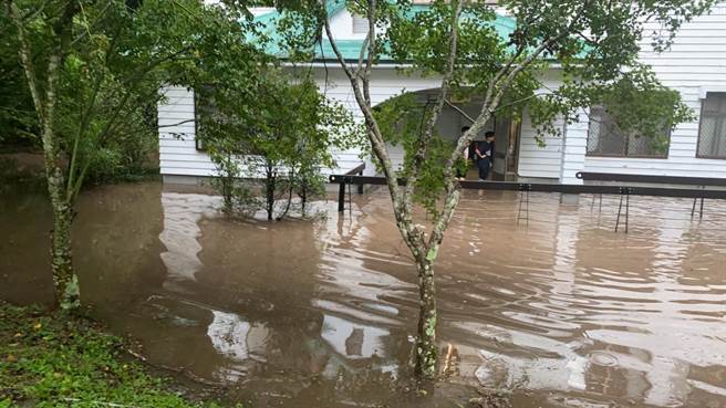 土石流侵襲奧萬大園區，綠野山莊也淹水約50公分高，所幸入住遊客早已撤離。（林業署南投分署提供／楊靜茹南投傳真）