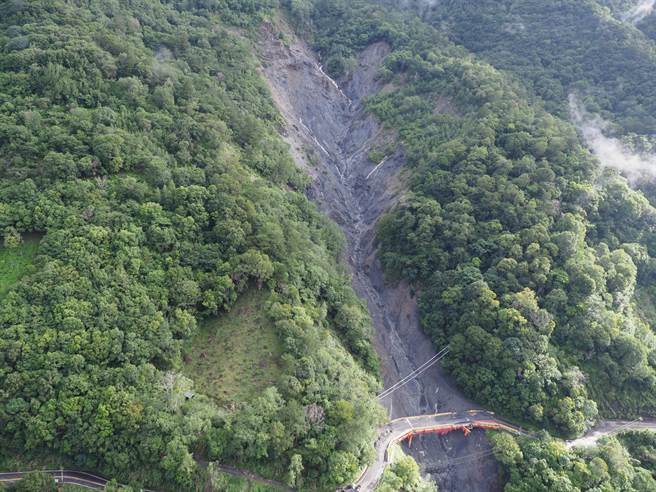 奧萬大聯外道路多處坍塌無法通行，其中7.6K石灰坑橋遭土石撞擊，尚待評估橋梁結構安全。（林業署南投分署提供／楊靜茹南投傳真）