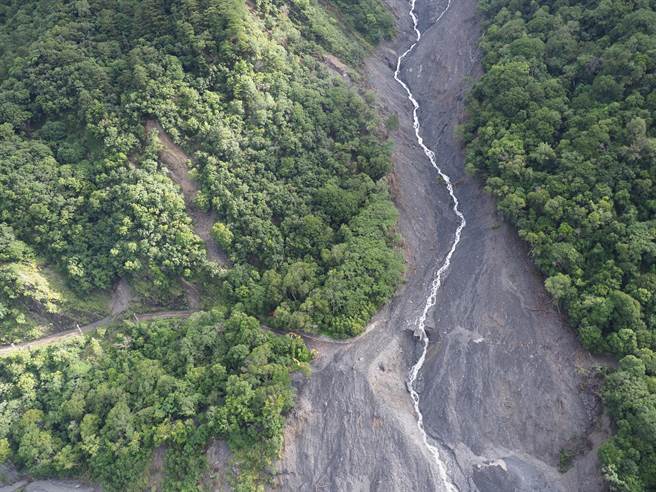 奧萬大聯外道路8.4K崩塌最為嚴重，路基嚴重流失。（林業署南投分署提供／楊靜茹南投傳真）