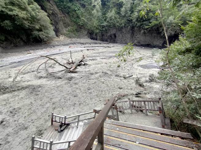 奧萬大園區好漢坡步道嚴重損毀。（林業署南投分署提供／楊靜茹南投傳真）