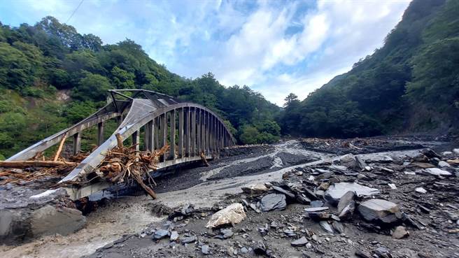 清水溪橋遭土石流掩埋，還遭飄流木撞擊。（林業署南投分署提供／楊靜茹南投傳真）