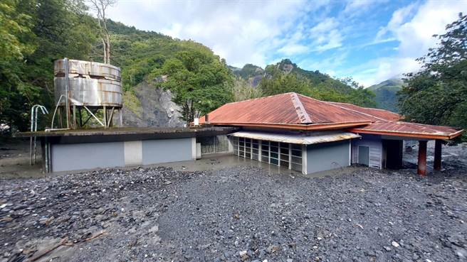 奧萬大園區內台電公司的閒置宿舍，遭土石流襲擊。（林業署南投分署提供／楊靜茹南投傳真）