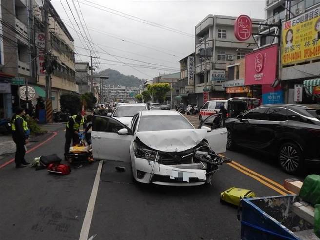 林姓计程车司机涉嫌持刀砍伤大7岁王姓女子并将人押上车，行经南阳路与永康路口与1辆自小客车发生车祸。（本报资料照）