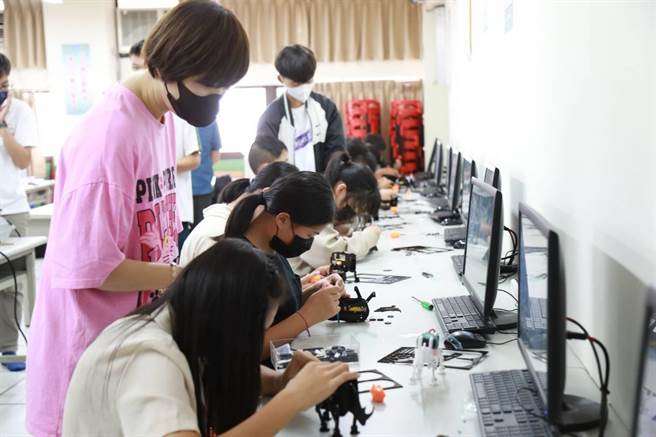 侨泰高中与博幼基金会携手举办的「神乎其技卓越营」，透过各式寓教于乐的实作课程，增进学子们对技职教育的认识。（侨泰高中提供／冯惠宜台中传真）