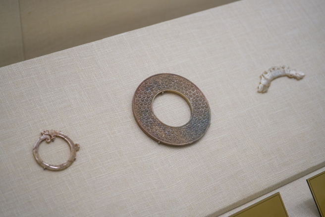 8千年前新石器时代的人没有高科技，竟能将玉器磨制的非常圆正，关键就在于一块石器「石质轴承」。(示意图/达志影像)