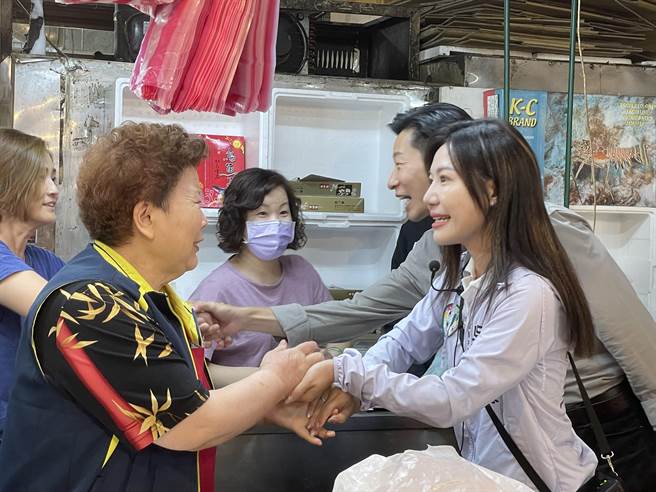 民进党北中正、万华立委参选人吴沛忆今早拜票西寧市场。（蔡佩珈摄）
