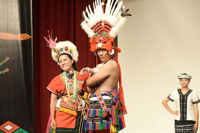 花莲县吉安乡南势阿美族妇女的服饰过去多为黑色，后因表演需求才逐渐转成红色。（吉安乡公所提供／罗亦晽花莲传真）