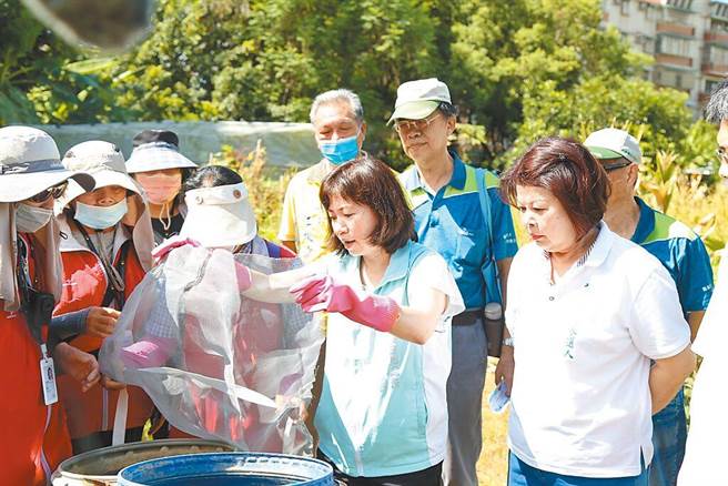 嘉義市衛生局長廖育瑋巡察督導區里加強防治登革熱病媒蚊。（嘉義市政府提供／廖素慧嘉市傳真）