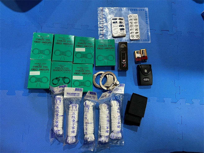警方查扣诈骗集团拘禁被害人工具。（警方提供）