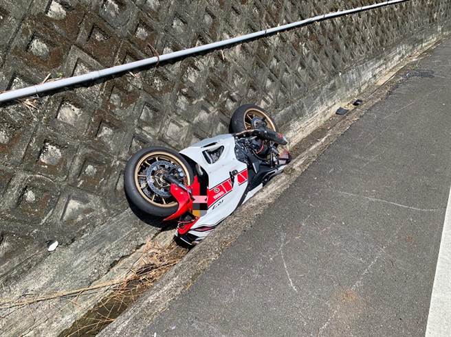 台3線苗栗縣獅潭鄉南下115．8公里處，7日發生一部大型重機過彎不慎轉倒自摔撞及路旁駁坎。（讀者提供／謝明俊苗栗傳真）