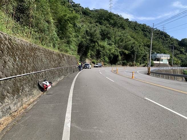 台3線苗栗縣獅潭鄉南下115．8公里處，7日發生一部大型重機過彎不慎轉倒自摔撞及路旁駁坎。（讀者提供／謝明俊苗栗傳真）