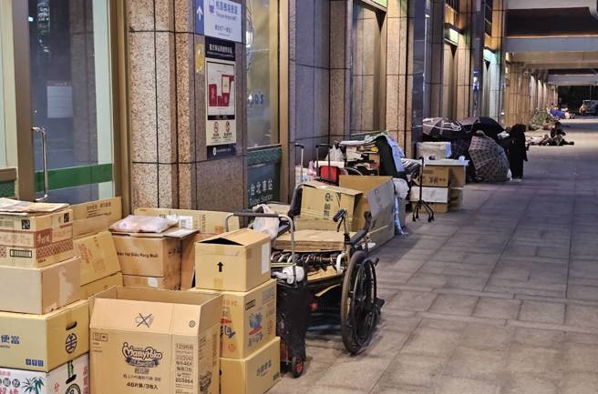 北车周边每晚睡了不少街友。（游定刚拍摄）