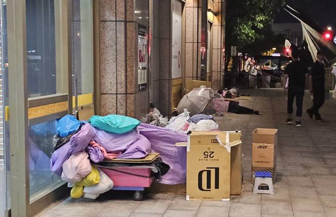 北车街友躺睡市容争议。（游定刚拍摄）