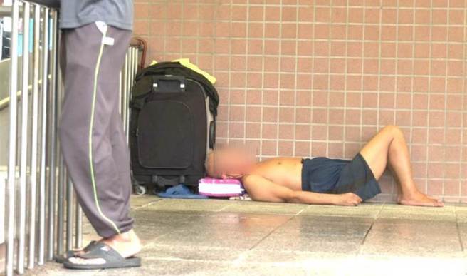 艋舺公园长年街友问题，居民苦不堪言。（游定刚拍摄）