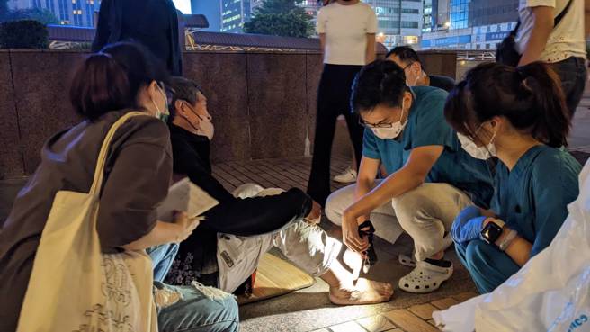 北市社会局夜访北车街友，提供健康医疗服务。（北市社会局提供）