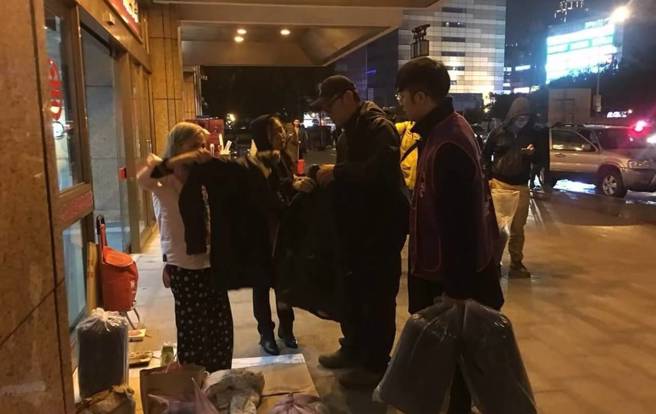寒流来袭，北市社会局提供保暖物资给街友。（北市社会局提供）