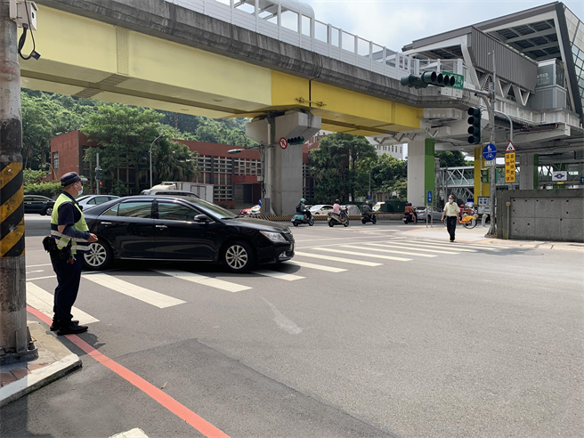 新北市警方加強取締不停讓行人。（警方提供）