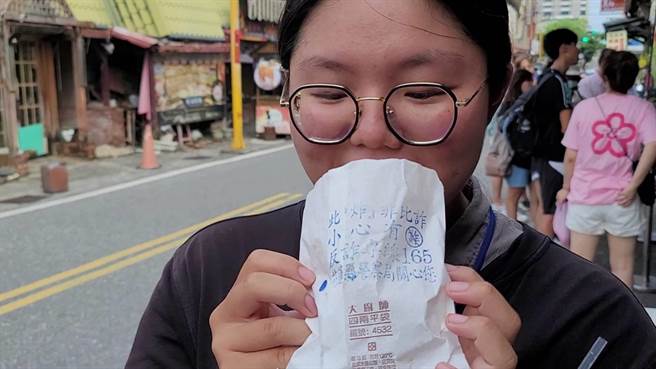 花莲警方发挥创意深化民眾防诈观念，结合在地美食「炸蛋葱油饼」，祭出100份限量葱油饼，推出快闪宣导活动，吸引不少民眾参加。（花莲县警局提供／罗亦晽花莲传真）